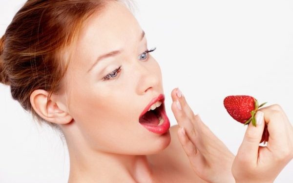 Врачи рассказали, какие продукты помогут отбелить зубы