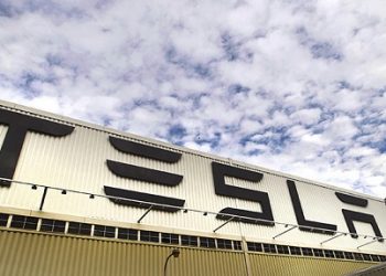 Daimler AG вышла из состава акционеров Tesla Motors Inc