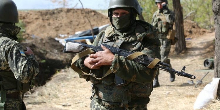 Террористы подорвали украинский БТР под Смелым, два бойца погибло