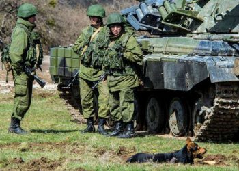 Россия имитирует вывод своих войск с Донбасса, вывозя макеты техники