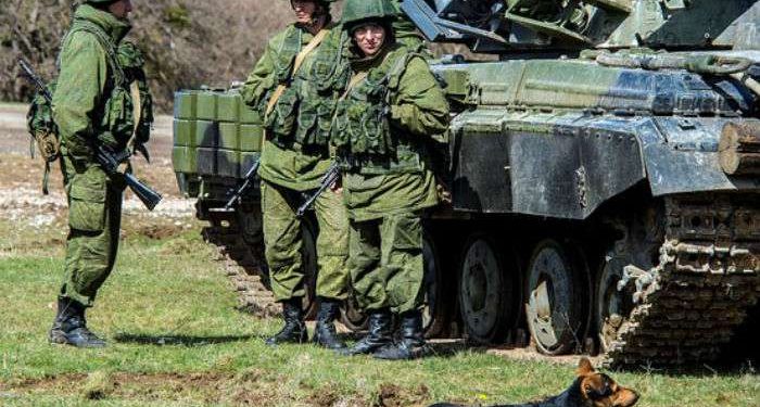 Россия имитирует вывод своих войск с Донбасса, вывозя макеты техники