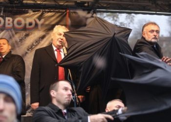 За пророссийские заявления главу Чехии забросали яйцами