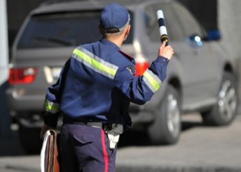 В Днепропетровске преступник сбил гаишника и протащил на капоте