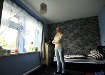 Женщина не открывает окна в доме из-за боязни пауков