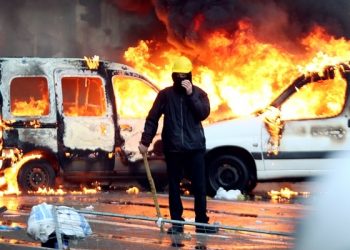 В ходе беспорядков в Брюсселе пострадали `более сотни полицейских