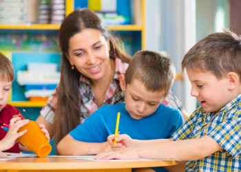 Эксперты посоветовали родителям не нагружать поучениями детей