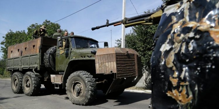 В Донецке пенсионеры перекрыли движение техники боевиков