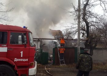Под обстрелами в Донецке погибло двое людей, шестеро ранены