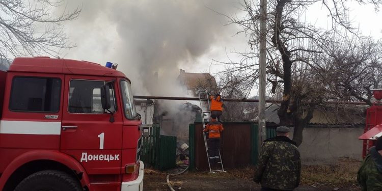 Под обстрелами в Донецке погибло двое людей, шестеро ранены