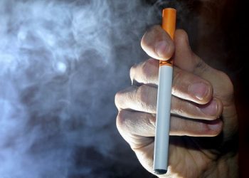 Ученые рассказали, чем вредны электронные сигареты
