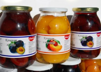Эксперты рассказали, чем опасны консервированные фрукты