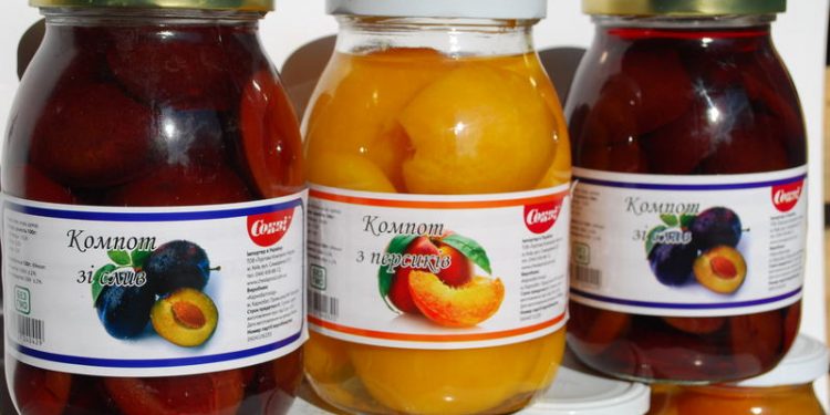 Эксперты рассказали, чем опасны консервированные фрукты