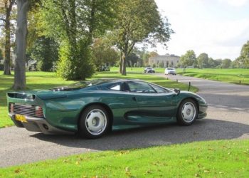 Королевский Jaguar XJ220 будет продан через аукцион