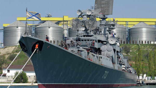 Российский военный корабль загорелся в Севастополе