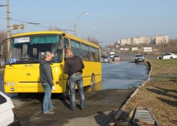 В Кривом роге маршрутка с пассажирами провалилась под асфальт