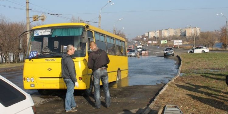 В Кривом роге маршрутка с пассажирами провалилась под асфальт