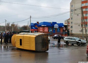 В Киеве перевернулась маршрутка с пассажирами
