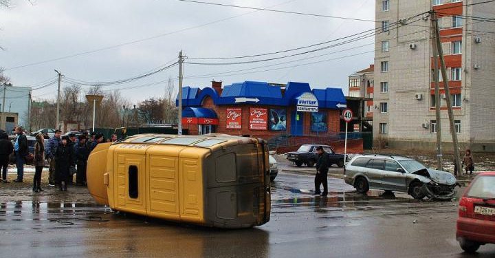 В Киеве перевернулась маршрутка с пассажирами