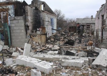 Всю ночь Станица Луганская была под огнем, разрушены десятки домов