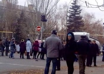 Голодный бунт в Торезе: женщины потребовали соцвыплат от террористов