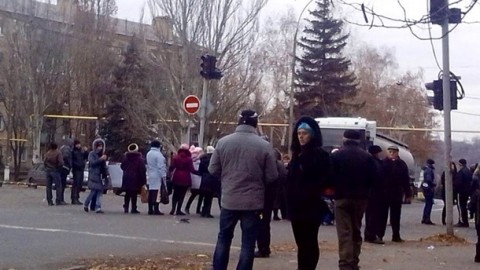 Голодный бунт в Торезе: женщины потребовали соцвыплат от террористов