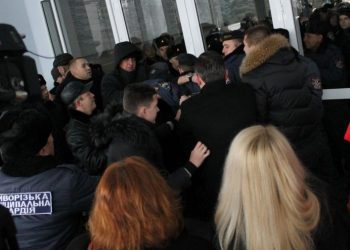 В Кривом Роге свой Майдан – люди требуют люстрации чиновников