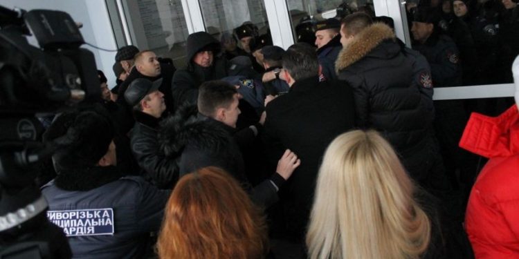 В Кривом Роге свой Майдан – люди требуют люстрации чиновников