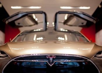 Производство кроссовера Tesla Model X перенесено