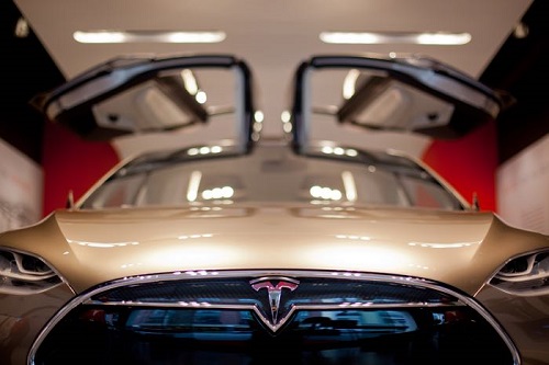 Производство кроссовера Tesla Model X перенесено