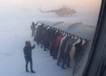 В РФ пассажиры самолета при морозе в -52 собственноручно толкали самолет