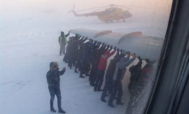 В РФ пассажиры самолета при морозе в -52 собственноручно толкали самолет