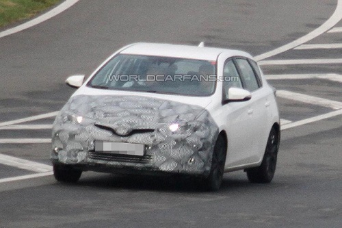 В сеть выложили первые шпионские снимки обновленного Toyota Auris