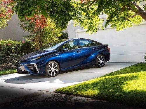 У Toyota Mirai выхлопы оказались безопаснее молока