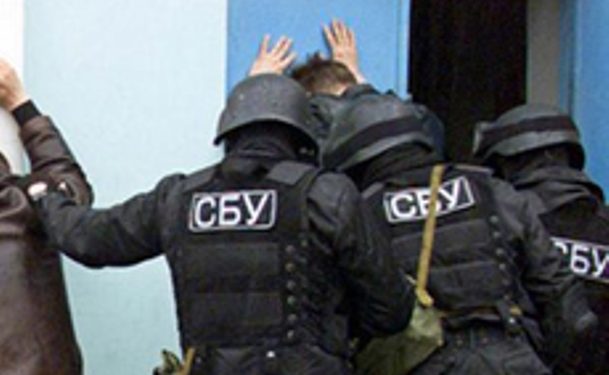 СБУ задержала двух боевиков и нашла тайник с оружием