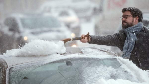 Сильный снегопад парализовал движение 15 тысяч машин во французских Альпах