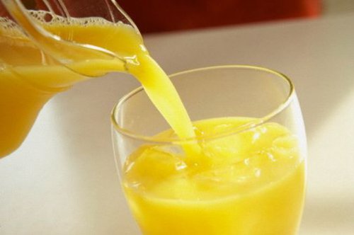 Врачи рассказали, почему апельсиновый сок полезно пить на праздники