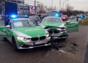 Полицейские на «бумерах» не поделили дорогу