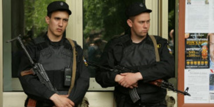 Под квартирой Алексея Навального дежурят четыре оперативника