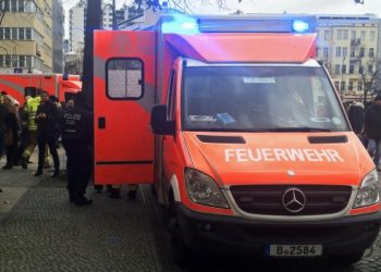 В Берлине неизвестные напали на торговый центр, 15 человек отравились газом