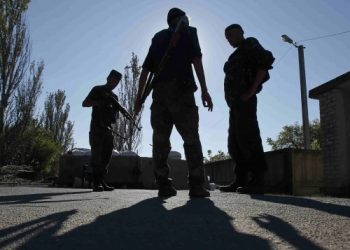 Российские солдаты пытаются утихомирить пьяных боевиков в Донецке