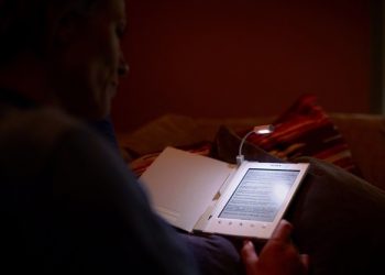 Ученые установили, что чтение на ночь наносит вред организму