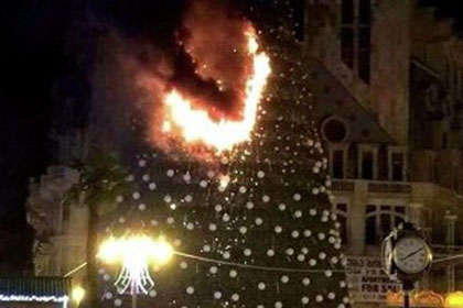 В Батуми главная елка города реально загорелась