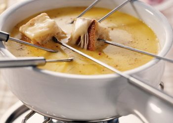 Стало известно, чем полезно сырное фондю