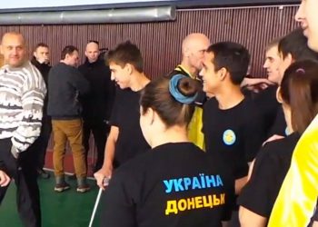 Донецкая молодежь встретила Пушилина в футболках «Донецк-Украина»