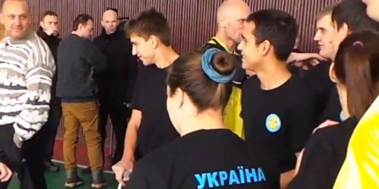 Донецкая молодежь встретила Пушилина в футболках «Донецк-Украина»