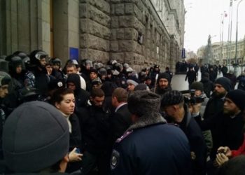 В Харькове активисты штурмуют мэрию
