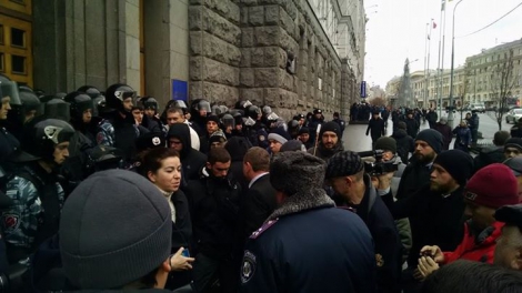 В Харькове активисты штурмуют мэрию