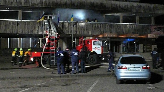 СМИ: В Ужгороде из горящей гостиницы эвакуировали 200 и спасли 20 человек