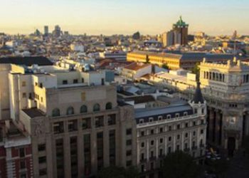 СМИ: Безработный мужчина атаковал здание правящей партии Испании в Мадриде