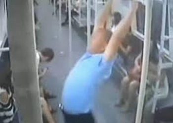 Китаец упал вместе с поручнем, демонстрируя навыки гимнастики в метро